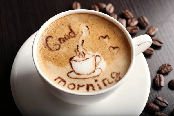 Copa de café con leche arte con granos, primer plano — Foto de Stock