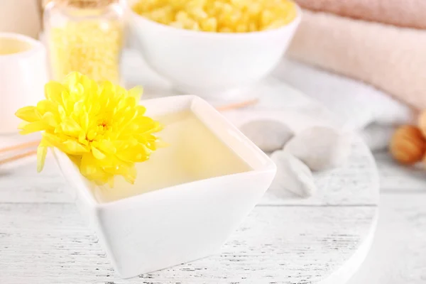 Tigela de água de aroma de spa em mesa de madeira, close-up — Fotografia de Stock