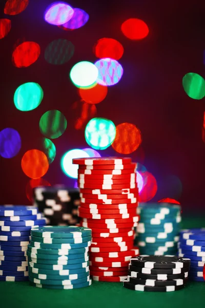 Žetony na poker na lesklém pozadí — Stock fotografie