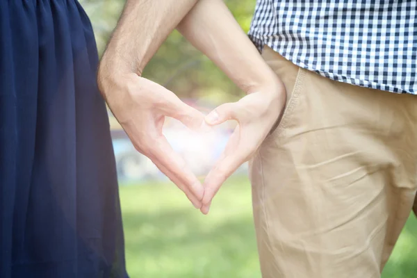 Çift tutuşup şeklinde kalp, sevgi dolu yakın çekim — Stok fotoğraf