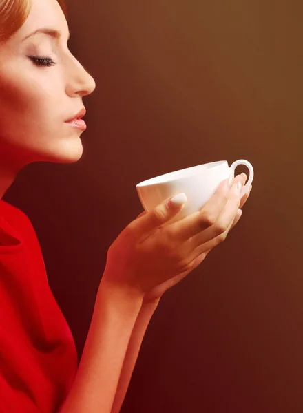 Hermosa joven con taza de café — Foto de Stock