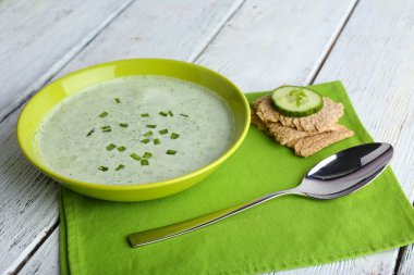 Salatalık çorbası kase renk ahşap masa arka plan üzerinde