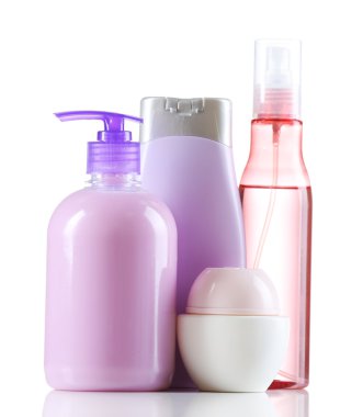 Beyaz arkaplanda izole edilmiş kozmetik şişeler