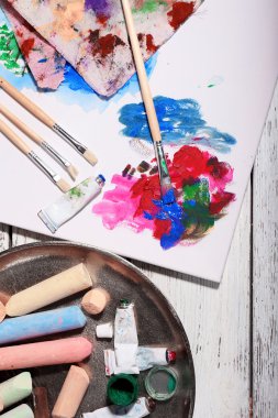 Renk ahşap arka plan üzerinde profesyonel sanat malzemeleri