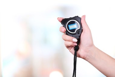 Elektronik Spor Zamanlayıcı üzerinde parlak arka plan bulanık kadın elinde