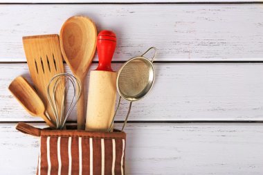 Mutfak eşyaları mitten ahşap arka plan üzerinde içinde dizi