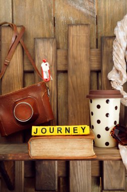 Turist ahşap plakalar arka plan üzerinde yolculuk Word'le kümesi