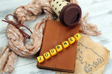 Turist ahşap arka plan üzerinde yolculuk Word'le kümesi