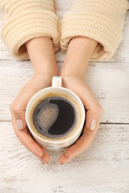kahve ahşap arka plan üzerinde tutan eller