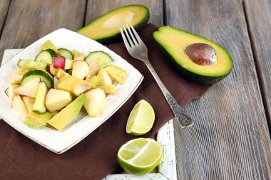 Elma ve kase tepsi tablo üzerinde Avokado salatası yakın çekim