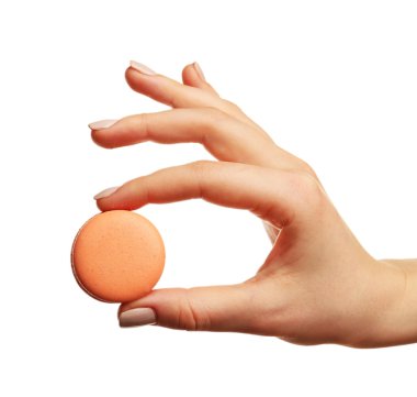 Beyaz izole kadın elinde lezzetli renkli macaroons