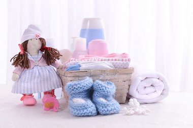tablo üzerinde açık renkli bebek aksesuarları