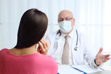 Profesyonel doktor ofisinde beyaz perde arka plan üzerinde alıcı hasta