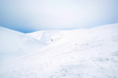 Kışın Snowdrifts dağlar