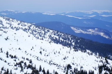Kışın karlı dağlar