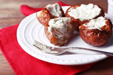 Fırında patates mantar ve sos plaka tablo üzerinde kapat