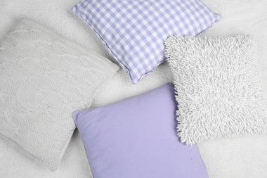 Dekoratif yastıklar ekose üzerinde kapat