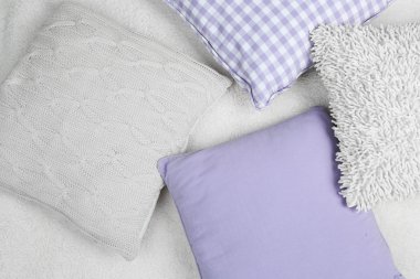 Dekoratif yastıklar ekose üzerinde kapat