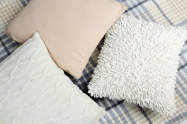 Dekoratif yastıklar ekose üzerinde kapat