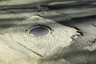 Çukurları olan çok kaliteli bir yol.