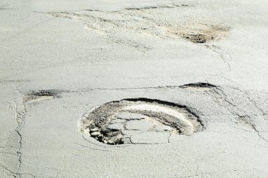 Çukurları olan çok kaliteli bir yol.