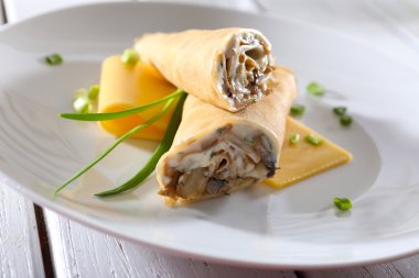 Krem ve ahşap masa, closeup mantarlı krep