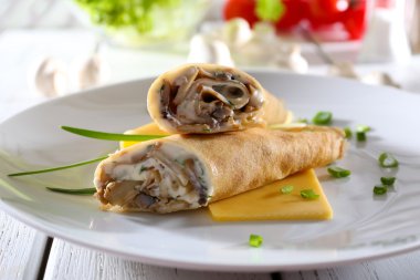 Krem ve ahşap masa, closeup mantarlı krep