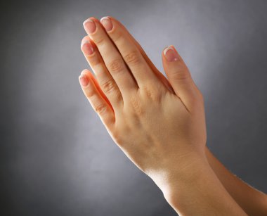 Karanlığın içinde dua kadın