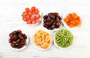 Farklı ürünler üzerinde daireler ahşap arka plan üzerinde