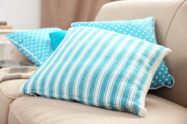 Kanepede yastıklı iç dizayn, yakın plan.