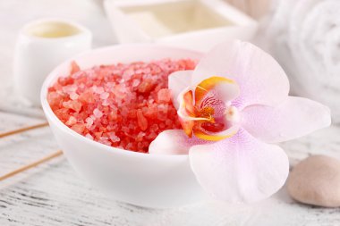 ahşap masa, closeup üzerinde renk deniz tuzu ile Spa natürmort