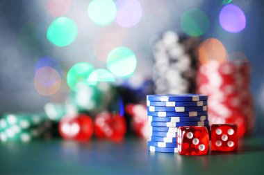 parlak arka plan üzerinde Poker fişleri