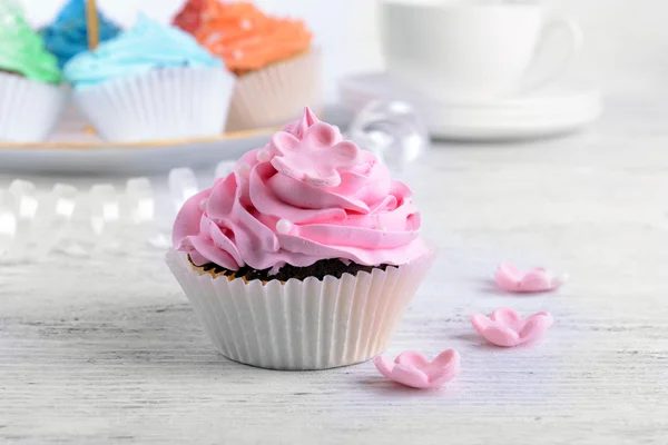 Deliciosos cupcakes na mesa close-up — Fotografia de Stock