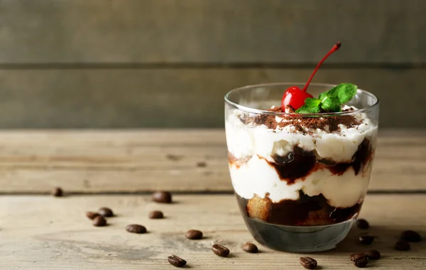 Sabroso postre tiramisú en vidrio, sobre fondo de madera —  Fotos de Stock