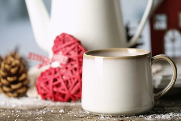 Composición invernal con bebida caliente sobre fondo natural — Foto de Stock