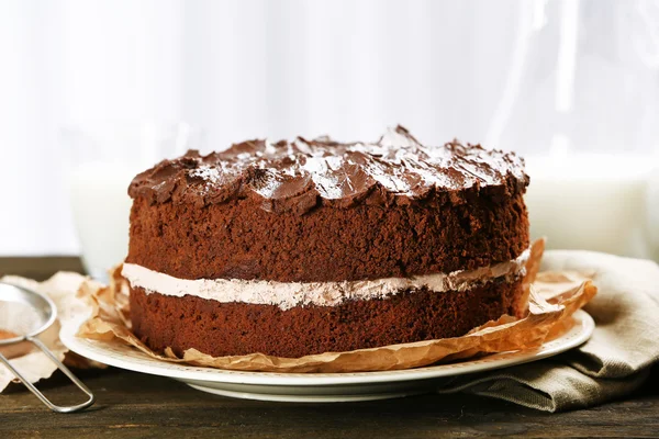 明るい背景上のテーブルに美味しいチョコレート ケーキ — ストック写真