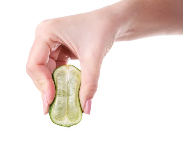 Kvinnlig hand klämma lime isolerad på vit — Stockfoto