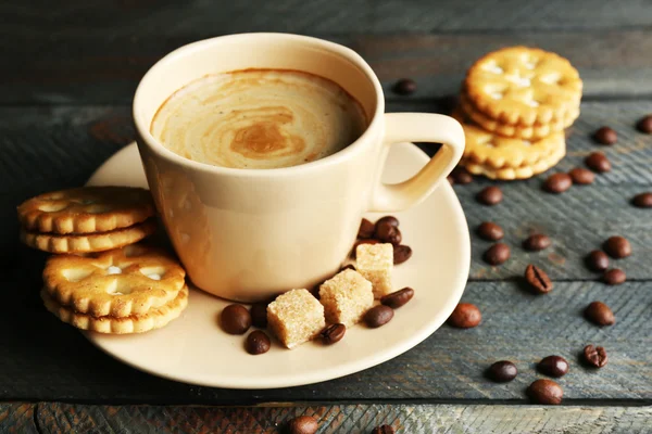 Copa de café y galletas sabrosas sobre fondo de madera —  Fotos de Stock