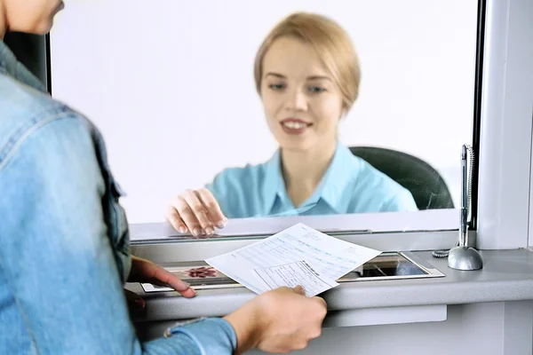 Kassenfenster mit funktionierender Kasse. Konzept der Bezahlung von Versorgungsunternehmen — Stockfoto