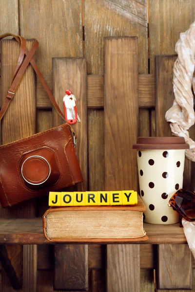 Conjunto de turista com palavra Journey em pranchas de madeira fundo — Fotografia de Stock