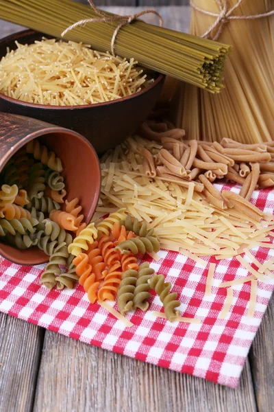 Olika typer av pasta på servett på nära håll — Stockfoto