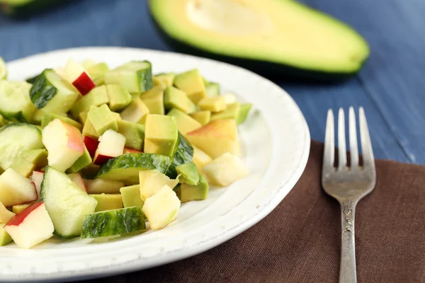 Салат с яблоком и авокадо в миске на столе вблизи — стоковое фото