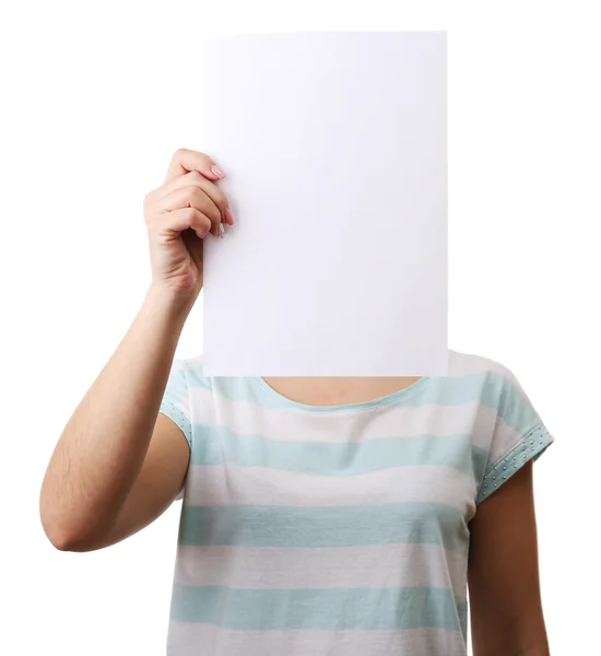 Vrouw die betrekking hebben op haar gezicht met blanco vel papier geïsoleerd op wit — Stockfoto