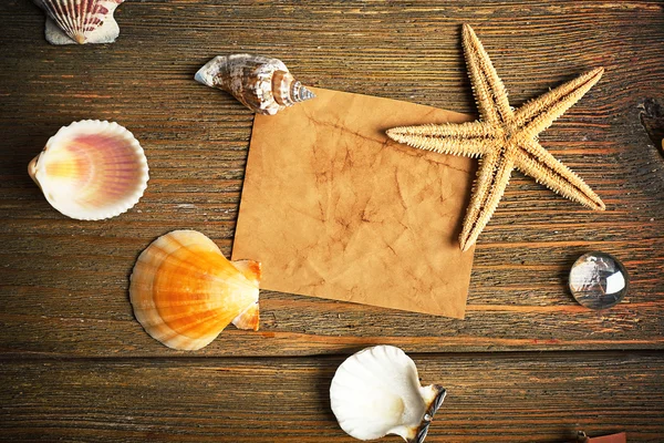 Karte blanko mit Seestern und Muscheln auf Holzgrund — Stockfoto