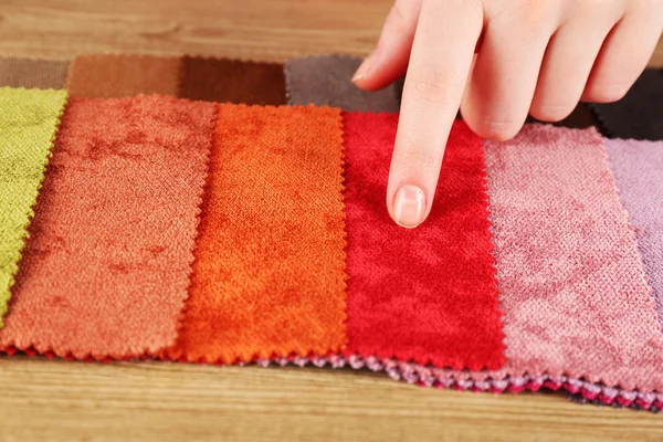 Donna sceglie scarti di tessuto colorato sul tavolo da vicino — Foto Stock