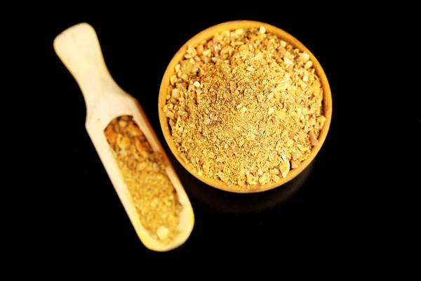 Curry in wooden bowl, isolated on black — Stock Photo, Image