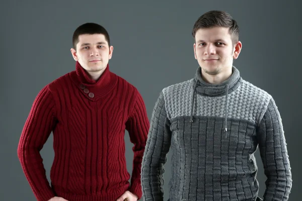 Zwei hübsche junge Männer auf grauem Hintergrund — Stockfoto