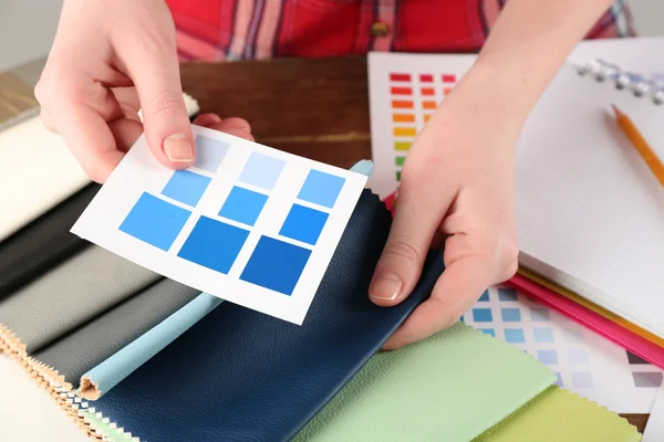 Mujer trabajando con restos de tejido coloreado y paleta de cerca — Foto de Stock