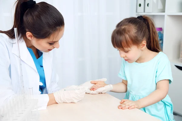 Verpleegster met spuit neemt bloed voor test in het ziekenhuis — Stockfoto