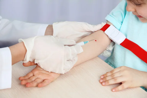 Asistenta medicală cu seringă ia sânge pentru testare în spital — Fotografie, imagine de stoc